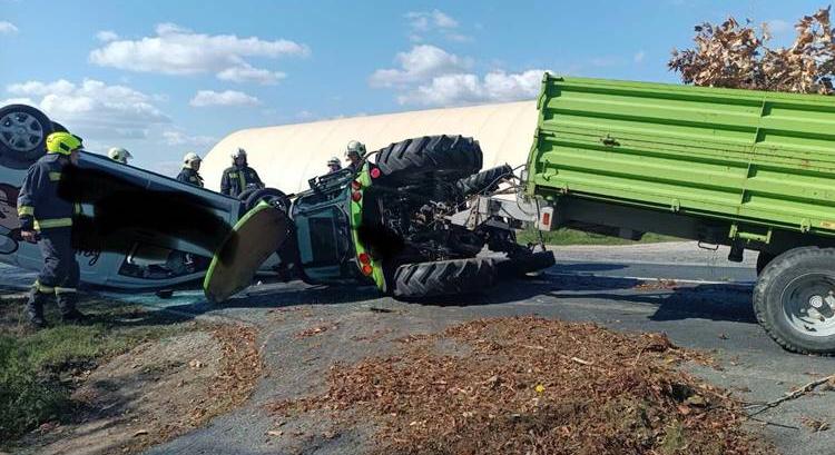 Akkora erővel ütközöt a traktor és a furgon, hogy mindketten felborultak
