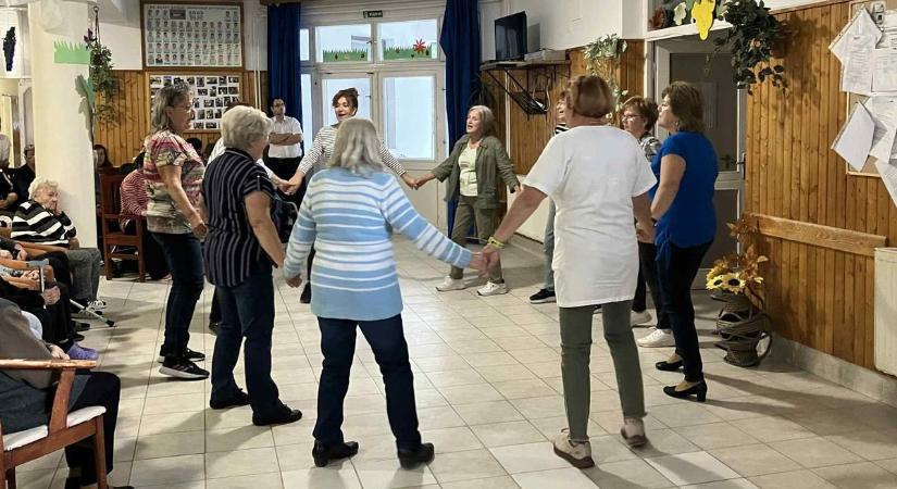 Ünnepi pillanatok Alapon: a polgármester és a közösség a szépkorúakat köszönti!