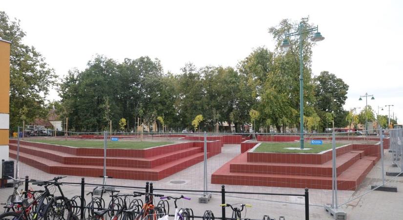 Szinte felismerhetetlenné vált ez a tér a felújítás után – galériával