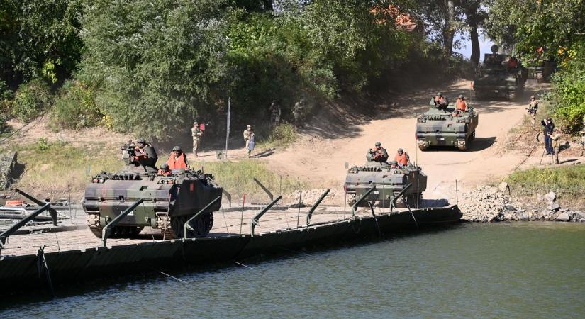 Nem mindennapi erődemonstráció – tankok és helikopterek kísérték az átkelést a Tiszán – galériával, videóval