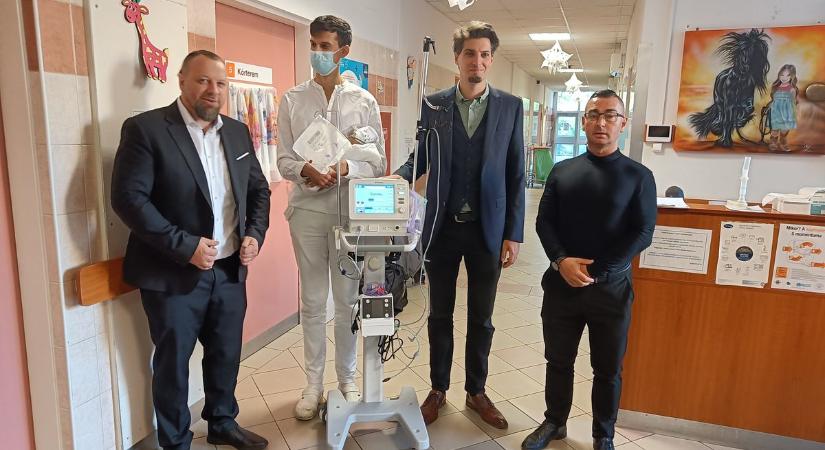 Új típusú lélegeztetőgépet kapott a dunaújvárosi kórház gyermekosztálya
