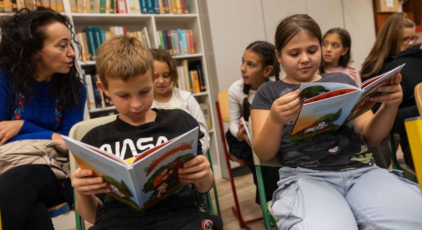 Iskolások kezébe került a medvebirkózó mesekönyve - Oroszlány legendája a lapokon él tovább fotók