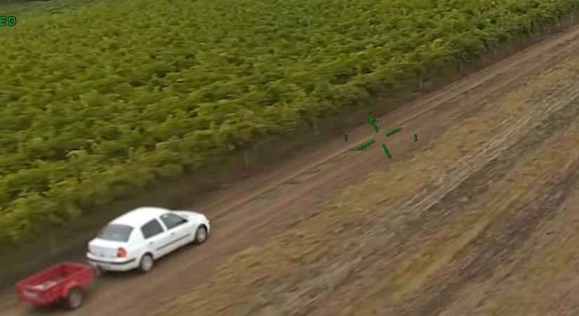 Rendőrségi helikopterről szúrtak ki egy gyanús alakot, megdöbbentő, mit művelt a város szélén – videó