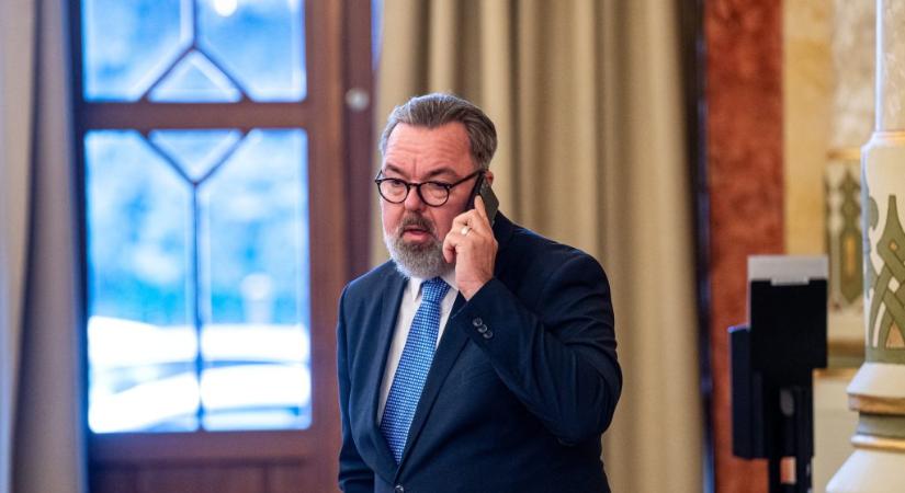 Demeter Szilárd szerint kritikán aluli állapotban vett át egyes kulturális intézményeket, L. Simon László azonnal visszavágott