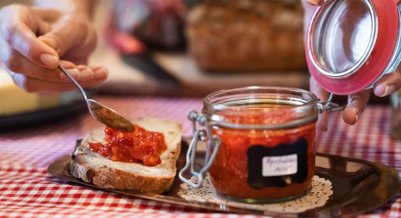 Így készül az őszi kamra piros kincse, a paprikalekvárt nem lehet megunni - videó