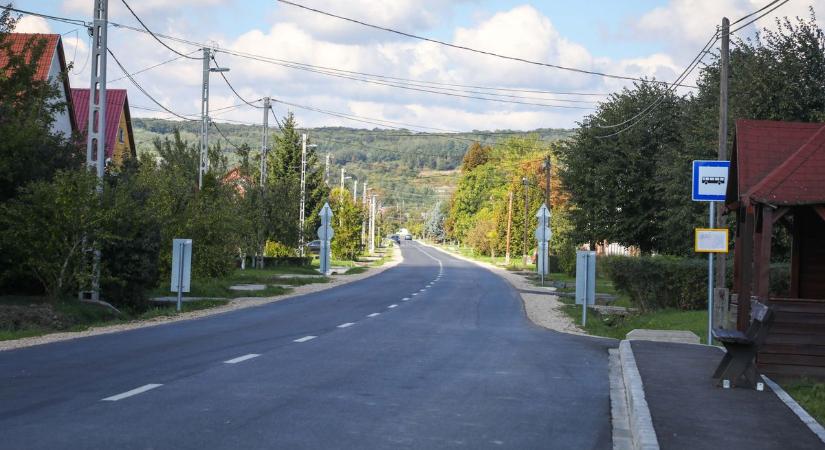 Átadták a felújított útszakaszt Aszalón – Autópálya minőség, de a sebességkorlát továbbra is 50 kilométer/óra