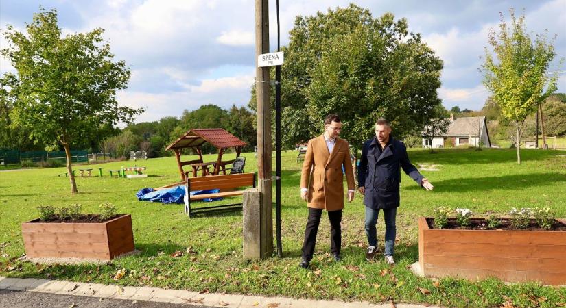 Zöld oázissá vált a városrész tere: ivókút, kerékpáros megálló és még a madarak is jól laknak (galéria, videó)
