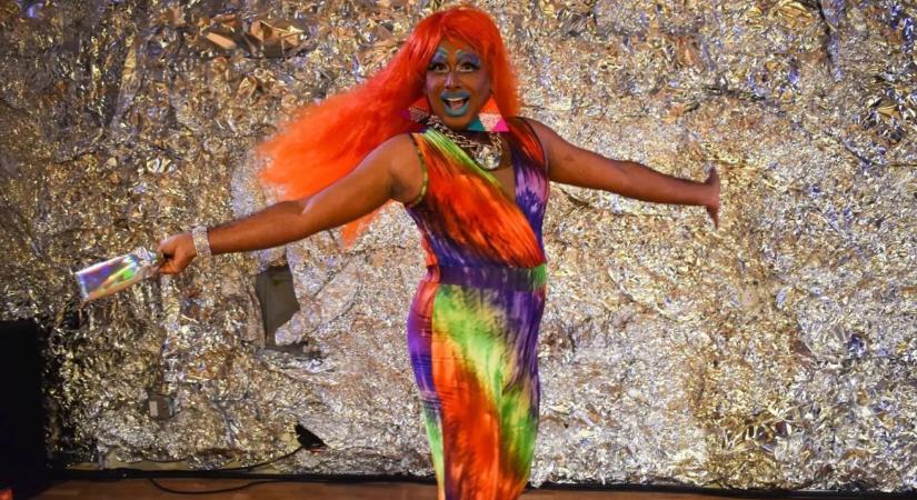Újabb fricska a normalitásnak: indiai drag queen okítja majd a Harvard diákjait