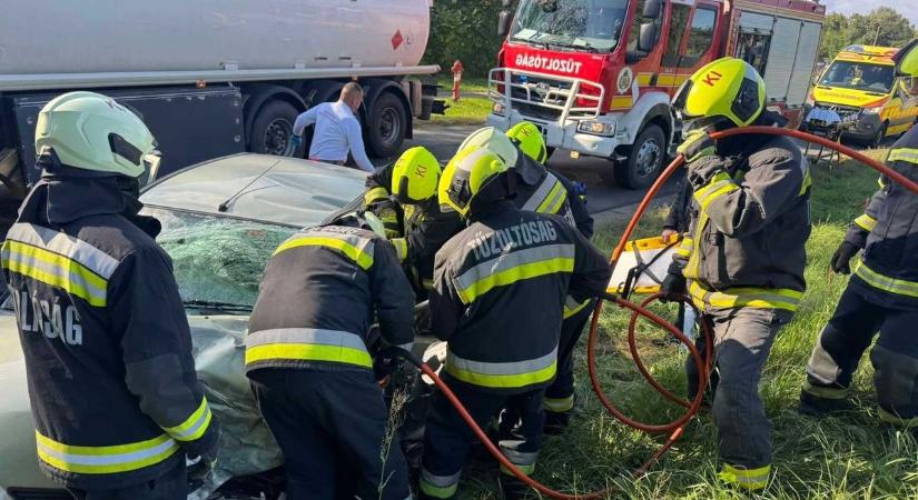 Teljes az útzár baleset miatt! Feszítővágóval szabadították ki a súlyosan megsérült sofőrt!