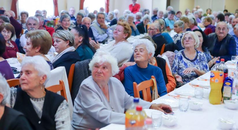 Új hagyomány született Mikepércsen: megható ünneppel köszöntötték az időseket – fotókkal