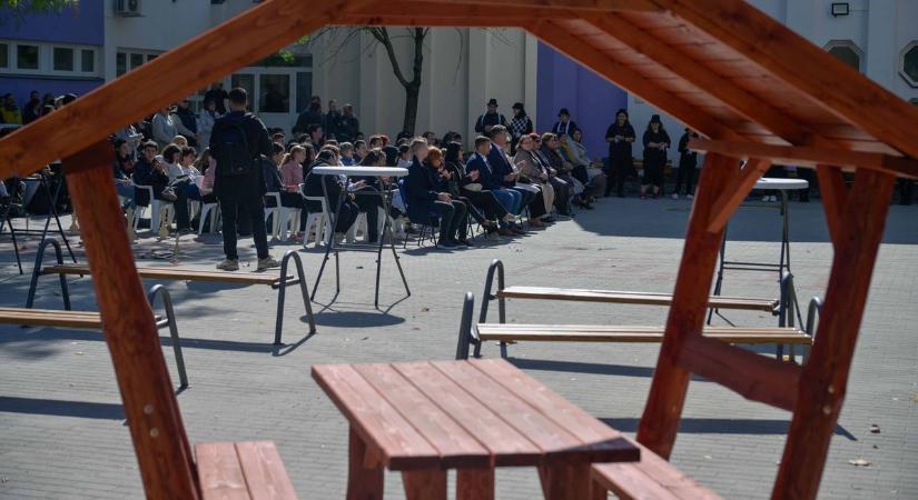 Megújult a József Attila iskola udvara, még szabadtéri sütögetőhelyet is kaptak a diákok – galériával