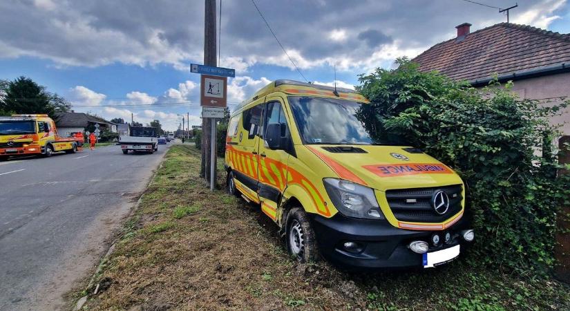 Baleset Zalában: kikanyarodott a mentőautó elé a Daewoo, összeütköztek - mutatjuk a részleteket