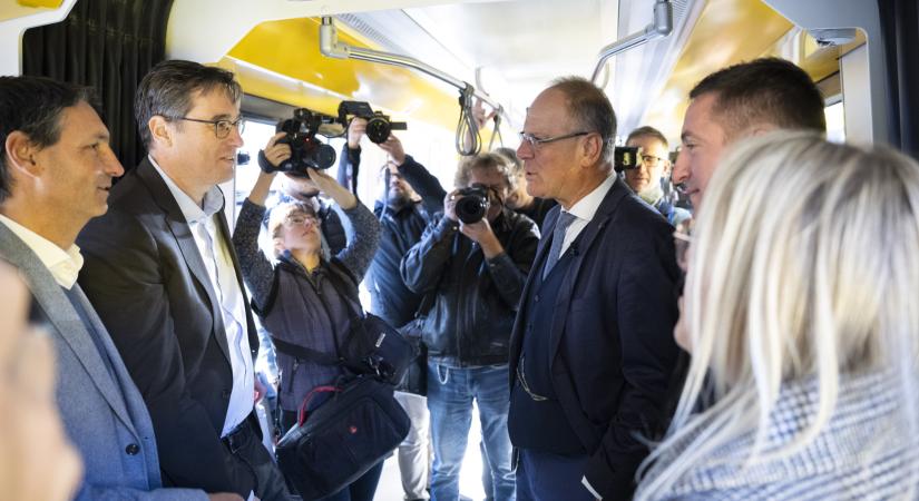 A villamosok hozták egy platformra Karácsony Gergelyt és Navracsics Tibort