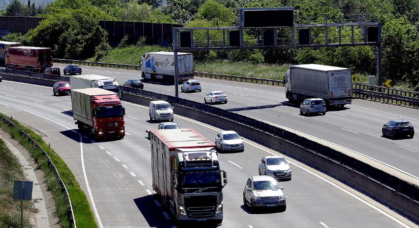 Hatalmas baleset történt a forgalmas autópályán: több kilométeres torlódásra kell számítani