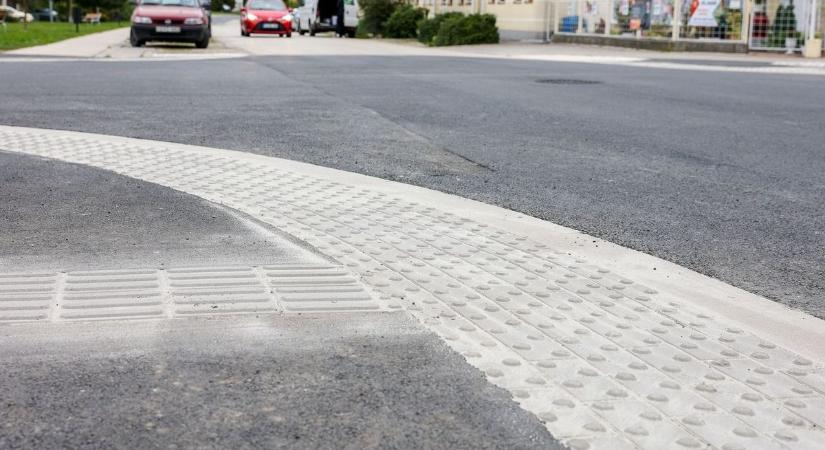 Nyugodtan tolhatják át a kereszteződésben a babakocsikat Ménfőcsanakon - Fotók