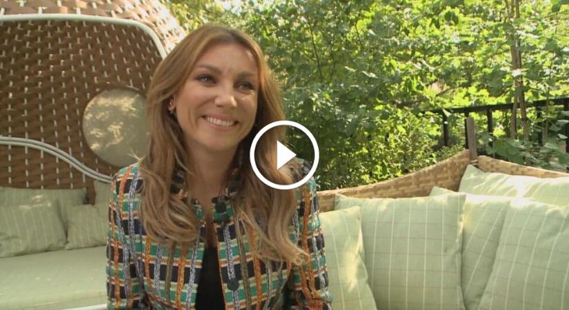 Annyira édesek, ahogy kézenfogva vonulnak – Ámulnak-bámulnak az ódon utcákon Rúzsa Magdi hármas ikrei