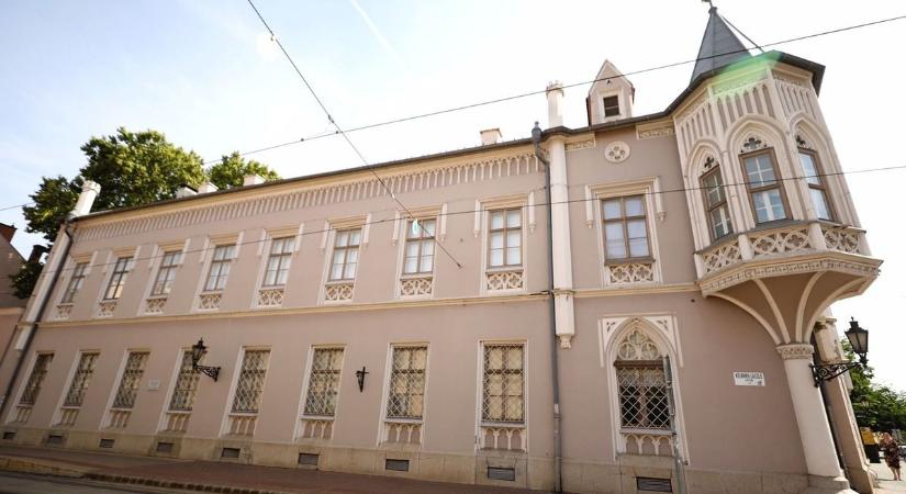 Megrongálták a Fekete Házat, vandálok célpontja lett Szeged ikonikus épülete