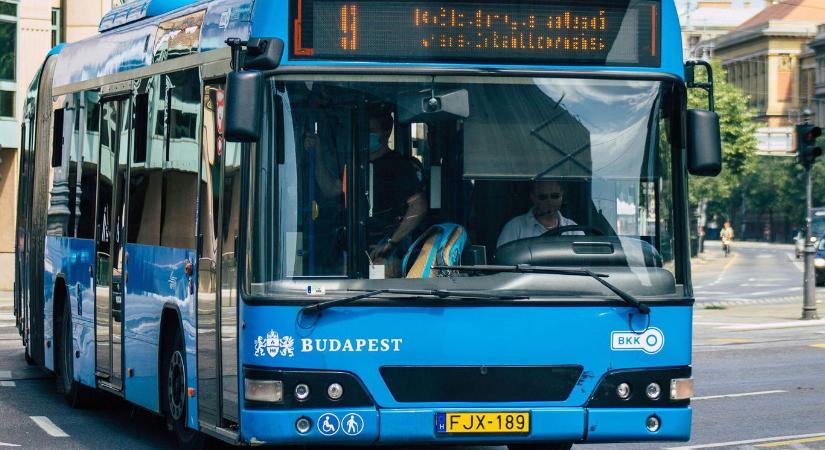 Iszonyatos látvány Budapesten, a BKV-buszok tetején utazik egy férfi