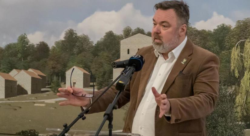 Visszaszólt L. Simon László Demeter Szilárdnak, aki a közgyűjteményeket ostorozta