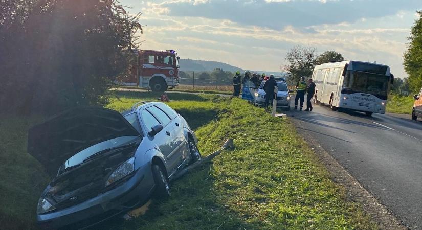 Karambol Zalaegerszeg határában: autó az árokban, a mentők is megérkeztek