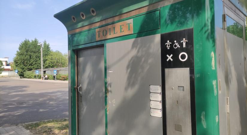 Tűz pusztította el a népkerti vécét, ezért nem működik