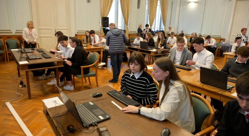 Igazi viadal színterévé vált a Szegedi Törvényszék díszterme, megrendezték az I. VASKORY gépíróversenyt