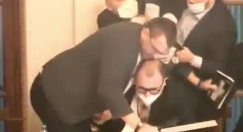 Dulakodás tört ki a cseh parlamentben, mert az egyik képviselő nem volt hajlandó maszkot húzni