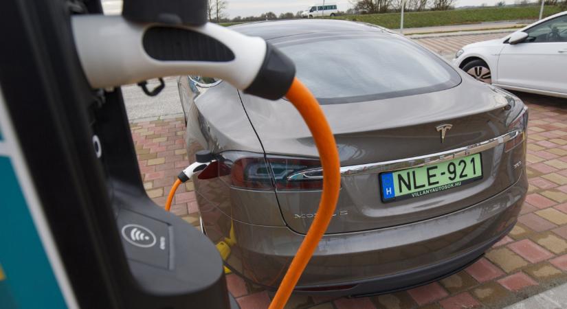Ledobja a bombát a Tesla: már 11 helyen van ilyen töltőjük nálunk, mutatjuk, hol