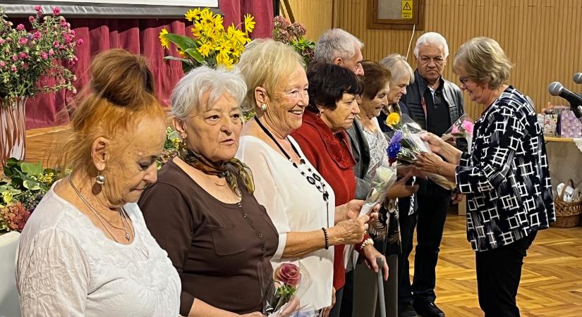 „A közösség ereje feledteti a magányt” – Uzsán ünnepeltek Tapolca és környéke nyugdíjasai