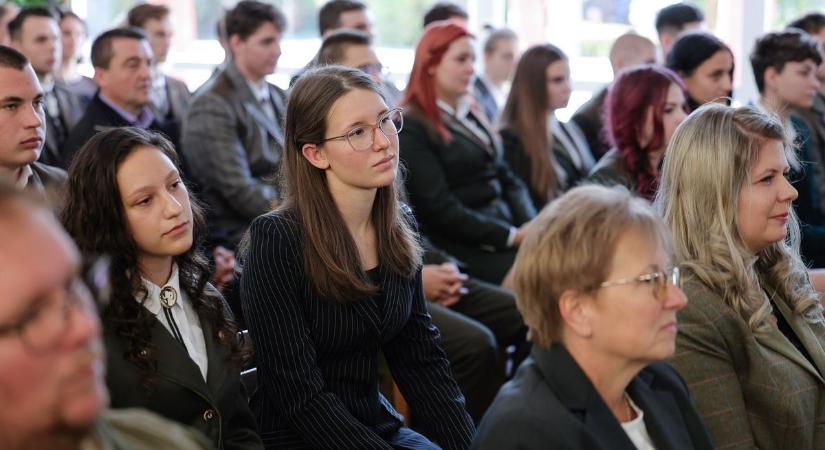 "Ma gépeket adunk át, de ezek a jövő felé nyitják ki a kaput" – a jövő erdői a mostani diákok kezében  fotók