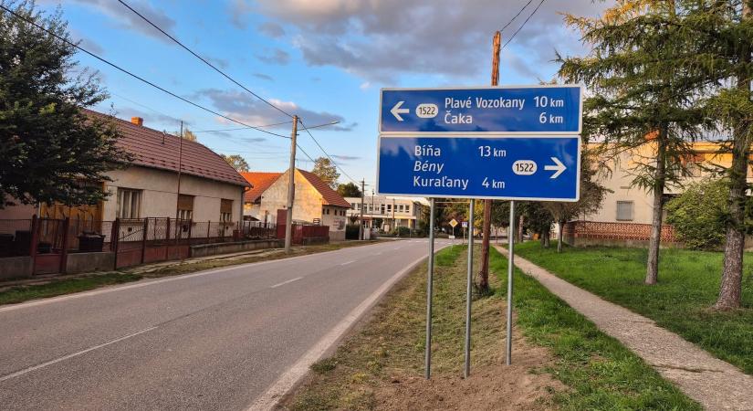 Megérkeztek az „első fecskék” – kétnyelvű közúti táblák jelentek meg Nyitra megyében