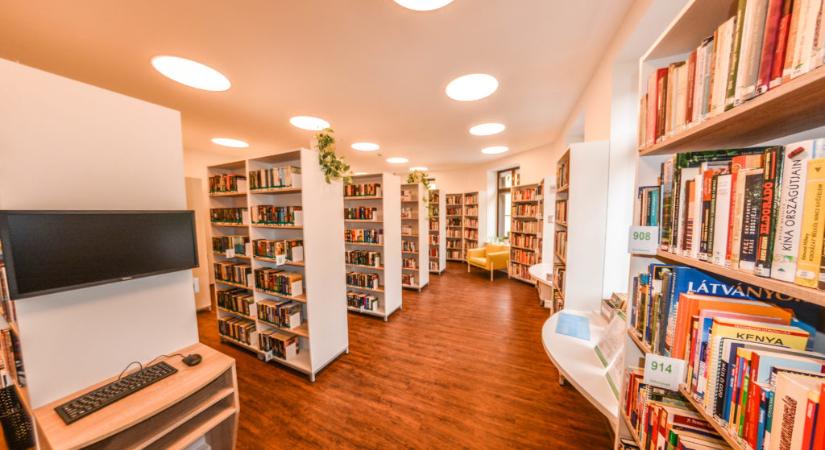 Ki tüntetik az Óbudai Platán Könyvtárat a Minősített Könyvtár címmel