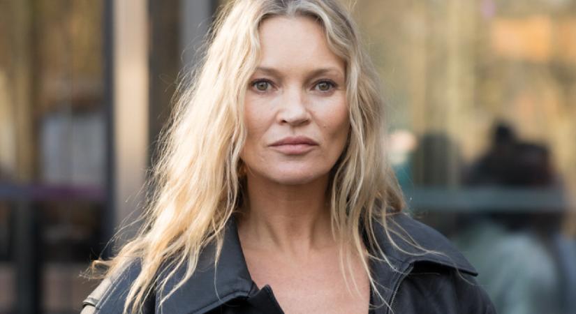 Kate Moss extrém kivágott ruhában mutatkozott a párizsi divathéten