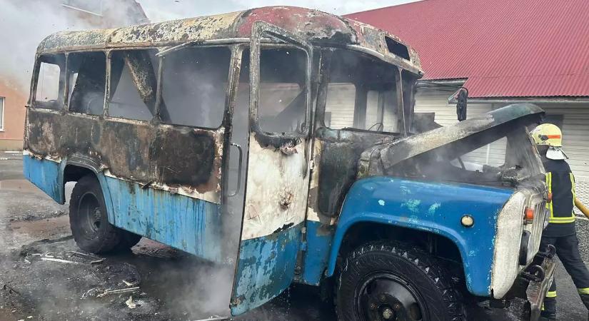 Kigyulladt egy busz a Técsői járásban
