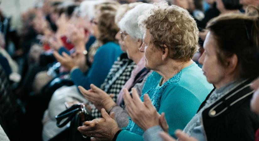 Idén harmadik alkalommal köszöntötték a szép korúakat a mórahalmi sportcsarnokban – galériával