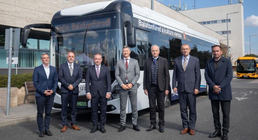 Balatonfüred e-buszokra vált: új elektromos járműveket mutattak be ( galéria)