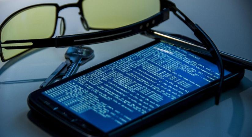 Villámgyorsan terjed az új androidos vírus: A hackerek élőben láthatják, mit csinál a telefonján