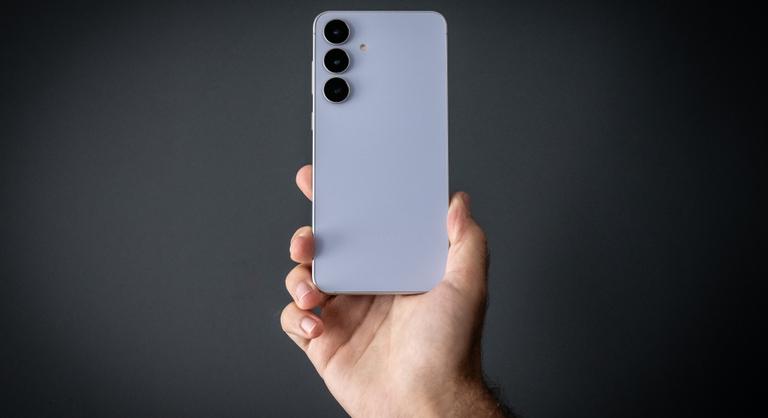 Az év egyik legkorrektebb telefonja lehetett volna, aztán valamit elszúrt a Samsung