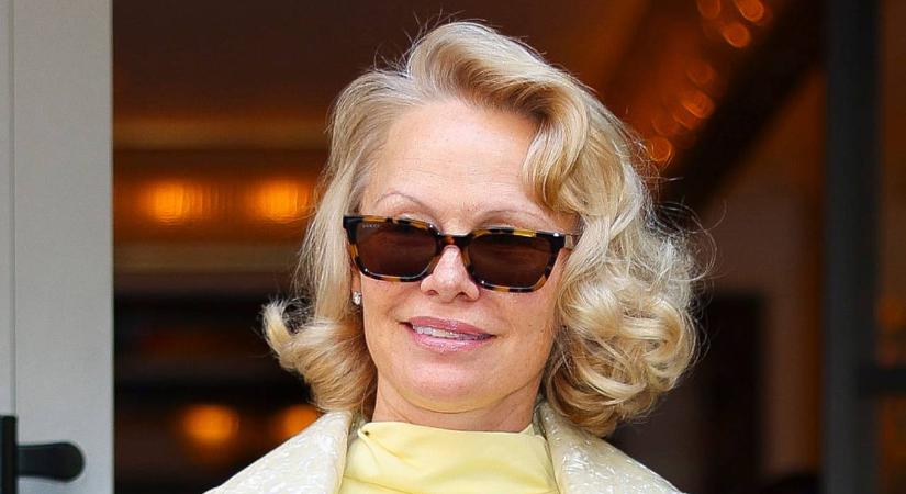 Óriásit húzott Pamela Anderson – rá sem ismerni az új hajával!