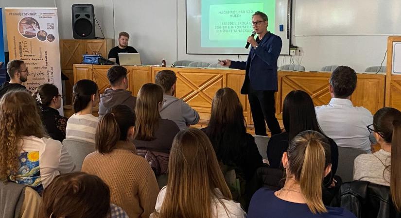 Sikeres vállalkozók adtak tanácsot a diákoknak a kecskeméti roadshow-n – fotók