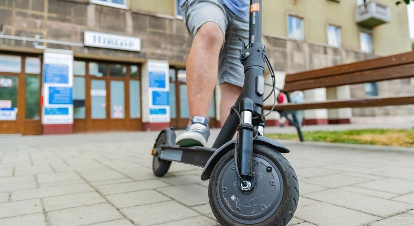 Megelégelték a kecskemétiek a kerékpárutakon csapatosan száguldozó rolleresek manővereit