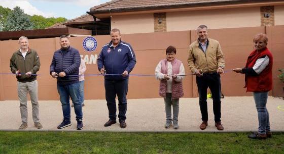 Gútán is gurulnak a fémgolyók – átadták a nyugdíjas egyesület petanque pályáját