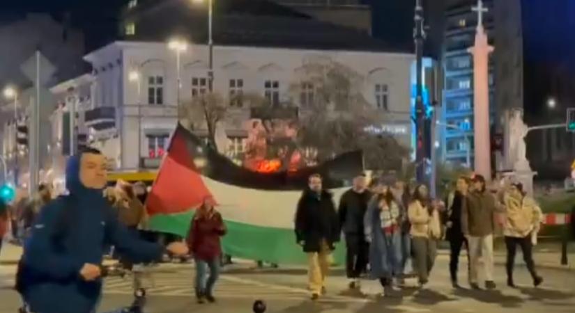Betörték palesztinokat támogató tüntetők a lengyel külügyminisztérium bejáratát