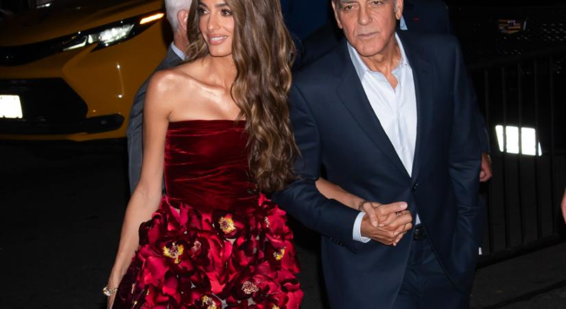 Ez valami káprázatos: Amal Clooney bársonyruhájáról beszél most mindenki