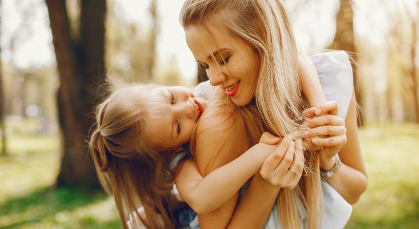 A gyermeked a neveden szólít anya helyett? Egy pszichológus felfedi, mit jelent ez