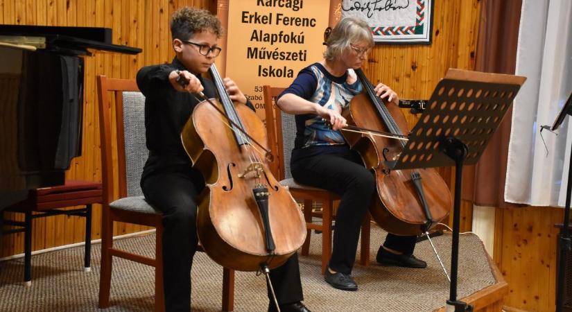 Mester és tanítvány együtt muzsikált Karcagon a zene világnapján – galériával