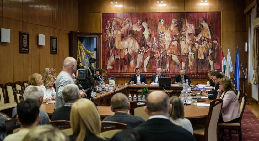 Az északi elkerülőről, a jégpályáról is kérdezték a hatvani testületet
