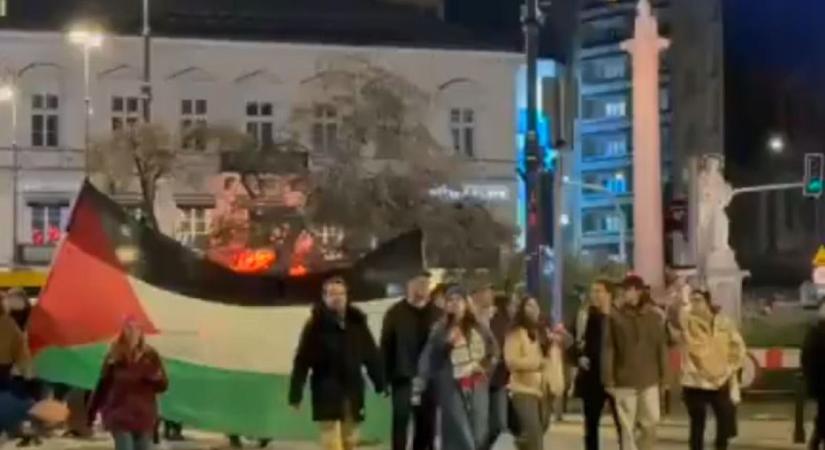 Elszabadult a pokol Lengyelországban: betörték a tüntetők a külügyminisztérium bejáratát (VIDEÓ)
