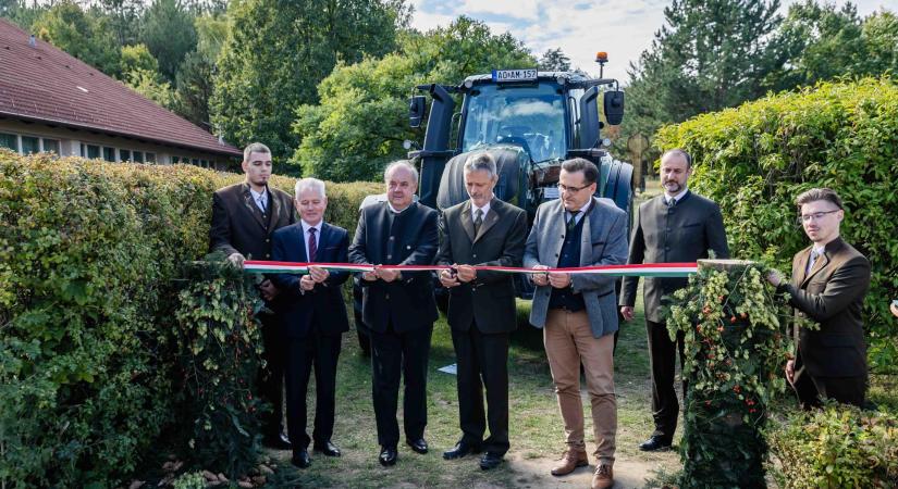A bemutató üzemek fejlesztése technológiai, oktatási és szemléleti reform