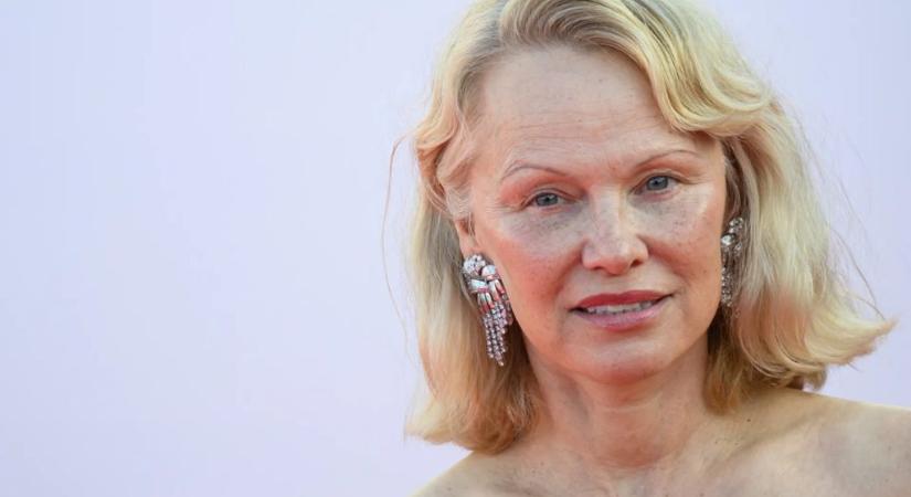 Pamela Anderson búcsút mondott a szőke lokniknak, extradögös új külsőt mutatott